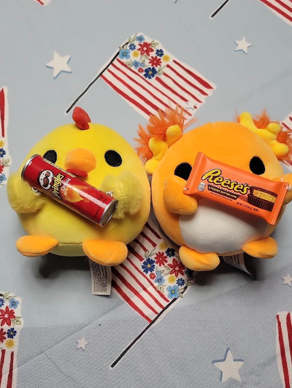 Zuru Plush Pair Holding Snack Props